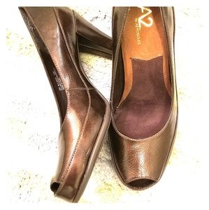 A2 metallic bronze peep toe pumps